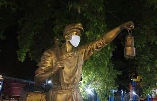Madenci heykelinde maske mesajı