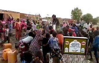 Mahalle sâkinleri Afrika’da kuyu açtırdı, suyu...