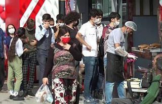 Maltepe’de bedava döner alabilmek için uzun kuyruk...