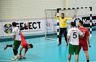 Mamak hentbolda dolu dizgin devam ediyor