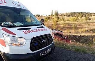 Manisa’da badem yüklü kamyonet devrildi: 2 yaralı
