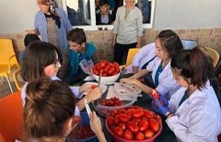 Manyas’ta öğrenciler salça üreterek para kazandı