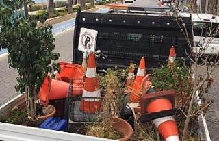 Marmaris’te araç parkını engelleyen malzemeler...