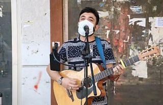 Maske takmayanları söylediği şarkıyla uyarıyor