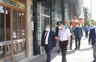 Maskesiz telefonla konuşan şahıs, polise kimlik...