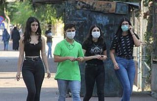 Maskeyi koluna takan kız öğrenci polisten kaçtı