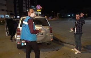 Maskeyi koluna taktı, “Niye çekiyorsun?” diye...