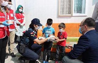 Mehmetçik konteyner kentte kalan ailelere aşure...