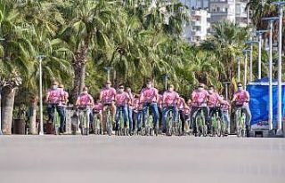 Meme kanserine dikkat çekmek için pembe tişört...