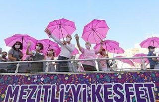 Meme kanserine dikkat çekmek için şemsiye altında...