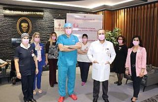 Meme kanserine pembe maske ile dikkat çektiler