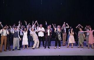 Mersin Büyükşehir Belediyesi Şehir Tiyatrosu perdelerini...