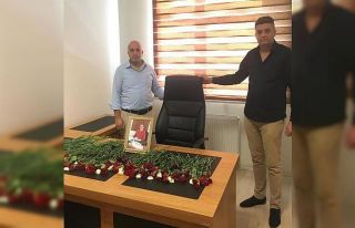 Meslektaşları ve sevenleri Kaya’nın masasına...