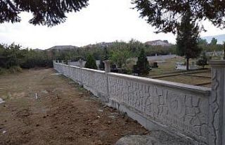 Mezarlıklara duvar örme çalışması sürüyor
