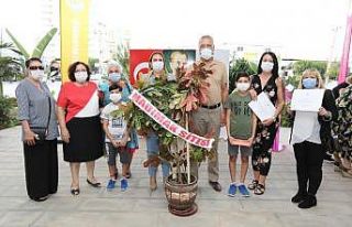 Mezitli’nin hayırseverlerinden öğrencilere tablet...