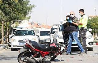 Midibüsle çarpışan motosikletin sürücüsü yaşam...
