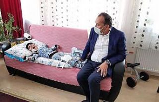 Milletvekili Ceylan engelli çocuğa protez hediye...