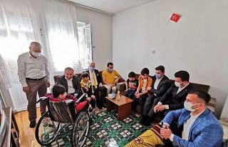 Milletvekili Ceylan’dan mülteci çocuğa tekerlekli...