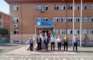Milli Eğitim Müdürü Makineci öğrencilerle fidan...