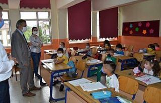 Milli Eğitim Müdürü Yiğit, minik öğrencilerle...