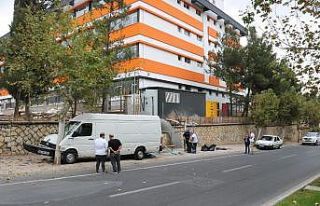 Minibüs durağa girdi: 1 yaralı