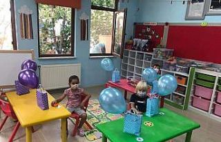 Minik öğrenciler sosyal mesafeli eğitime devam...