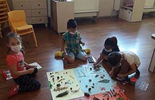 Minikler doğadan topladıkları ürünleri eğlenerek...