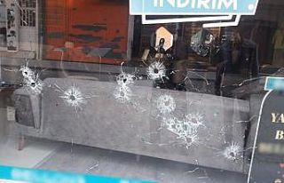 Mobilya mağazası kurşunlandı