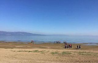 Motorcular göldeki çekilmeye dikkat çekti