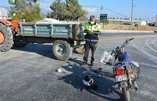 Motosiklet, akaryakıt istasyonundan ana yola çıkan...
