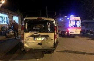 Motosiklet hafif ticari araca arkadan çarptı: 2...