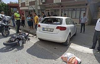 Motosiklet otomobile çarptı: 2 yaralı
