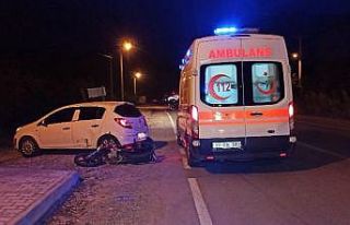 Motosiklet sürücüsü dönüş yapan otomobile çarptı