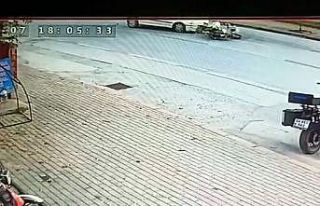 Motosikletin otomobilin altına girdiği anlar kamerada