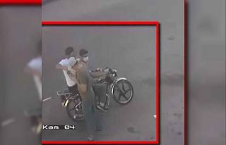 Motosikletli kapkaççılar güvenlik kamerasında