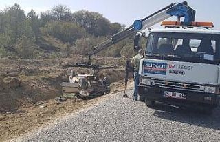 Mucura kapılan otomobil takla attı: 2 yaralı