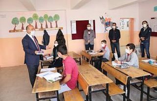 Müdür Başyiğit, öğrencilere kitap hediye etti
