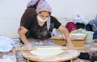 Muhtar kolları sıvadı, oklavayla hamur açtı