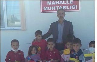 Muhtardan ihtiyaç sahiplerine kırtasiye yardımı