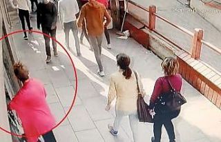 Müşteri olarak geldiği GSM bayisinde çalışanlar...