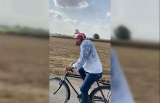 Müziğin ritmine kendini kaptırıp dans eden bisikletli...
