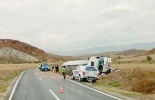 Nallıhan Ankara Karayolunda tır devrildi; 1 Yaralı
