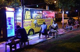 Nostaljik minibüs gençlerin ekmek kapısı oldu