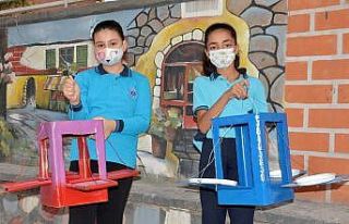 Öğrenciler belediyenin desteğiyle atık malzemelerden...