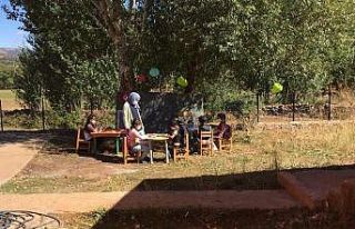 Öğrenciler istedi, öğretmen sınıfı bahçeye...