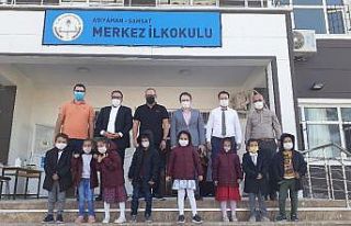 Öğrencilere ayakkabı ve mont hediye edildi
