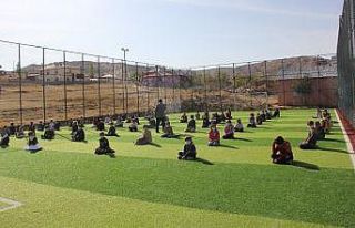 Öğrencilere halı sahada Peygamber Efendimizin çocuk...