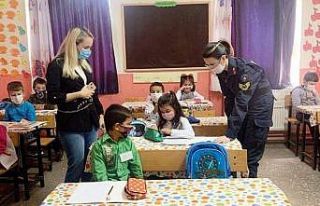 Öğrencilere “Jandarma Çocuk Dergisi” ve boya...