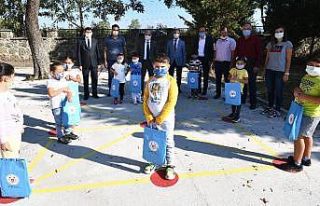 Öğrencilere kırtasiye ve maske dağıtıldı
