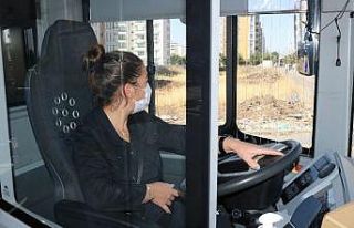 Ojeli tırnakları, topuklu ayakkabılarıyla Diyarbakır’ın...